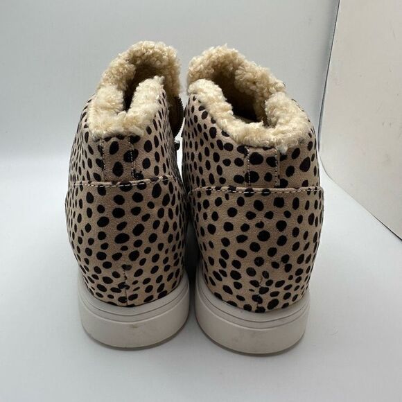 CUSHIONAIRE Women's Cozy Hidden Wedge Sneaker 7 CHEETAH - Picture 4 of 7
